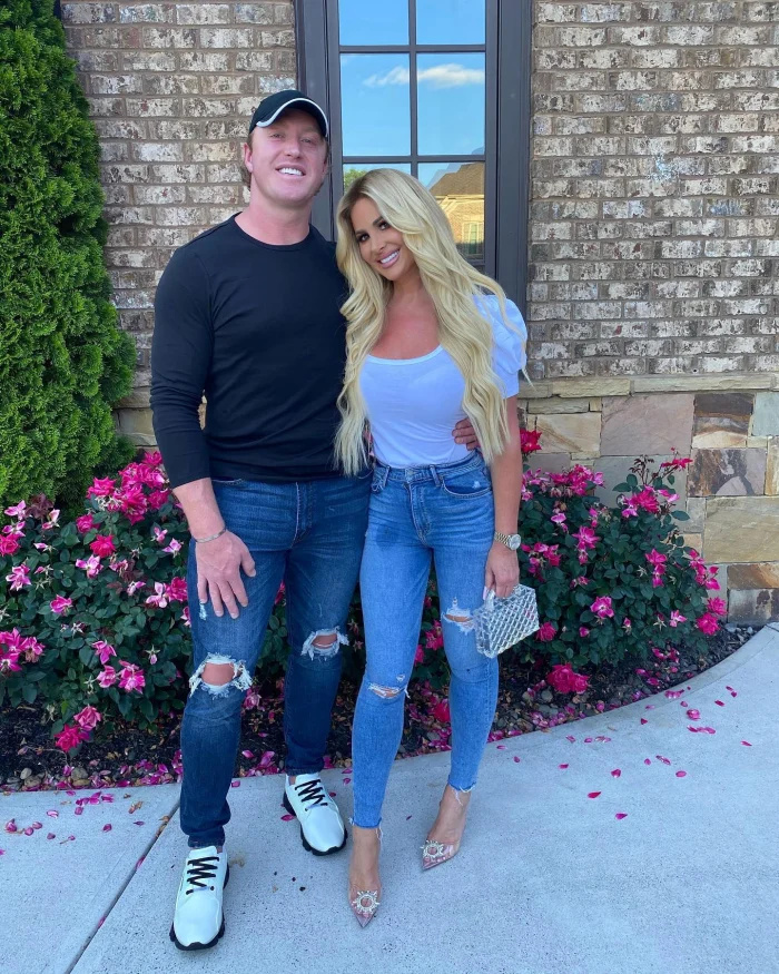  Kim Zolciak-Biermann aparece imperturbável e abandona a aliança de casamento no primeiro post após as notícias do divórcio de Kroy Biermann