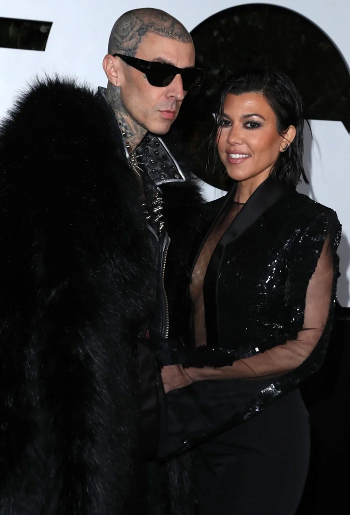   Kourtney Kardashian e Scott Disick se reencontram para Mason's Birthday, Was Travis Barker in Attendance? fur coat