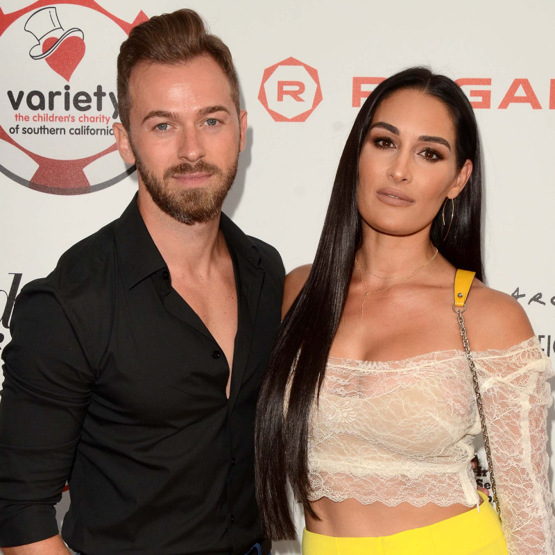   Nikki Bella Artem Chigvintsev está oficialmente casada