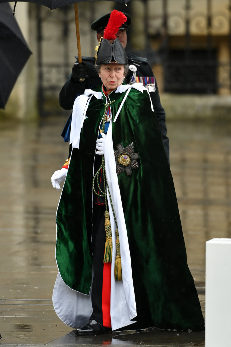 Princesa Anne e mais família real assistem à coroação do rei Charles