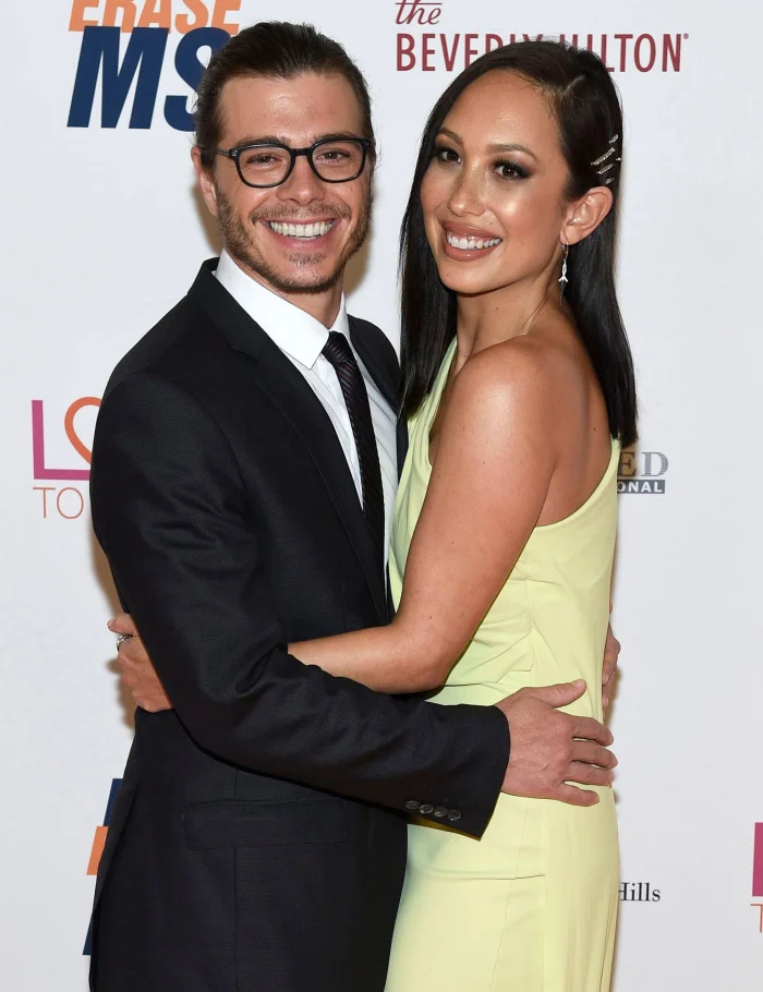 Cheryl Burke reflete sobre o ser'Alone' But 'Not Lonely' Amid Ex-Husband Matthew pale yellow gown