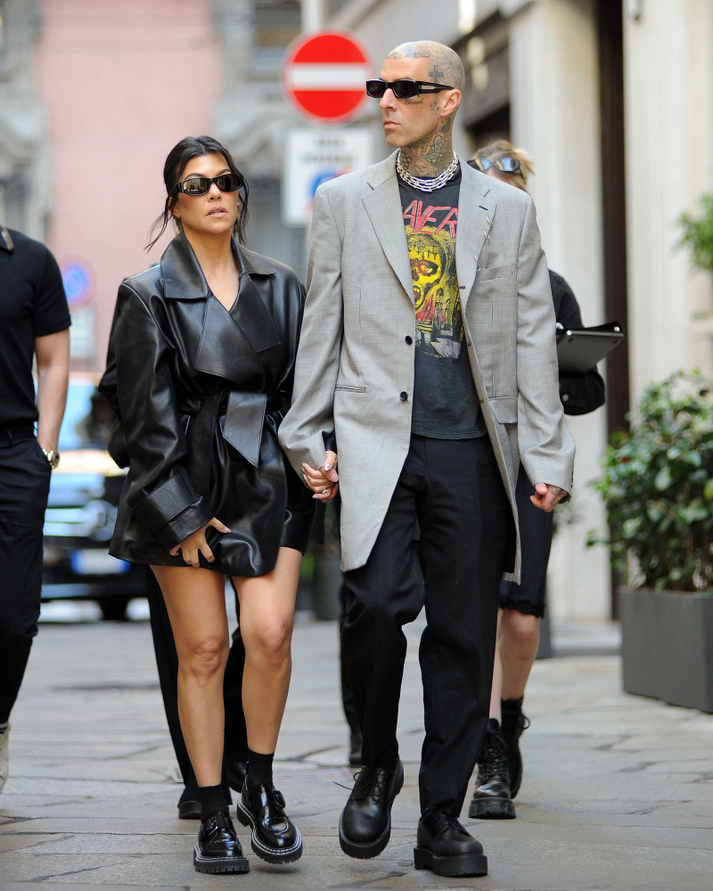   Travis Barker e Kourtney Kardashian detalham os detalhes dos bastidores de suas núpcias italianas: quedas de helicóptero, saltos de barco no dia do casamento e muito mais