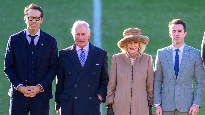 O rei Charles III e a rainha consorte Camilla conhecem Ryan Reynolds e Rob McElhenney para discutir o clube de futebol