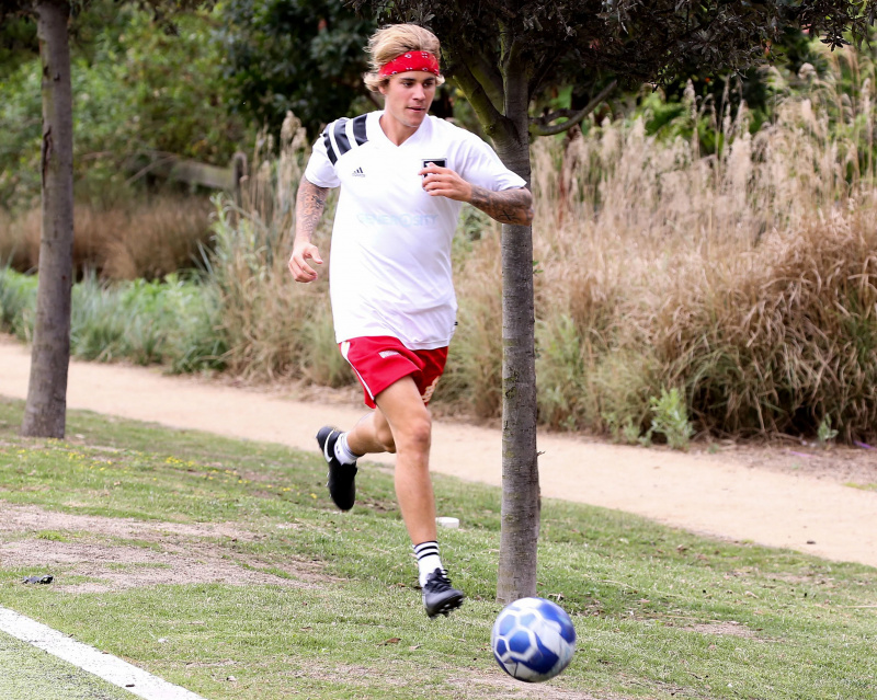   celebridades jogando futebol