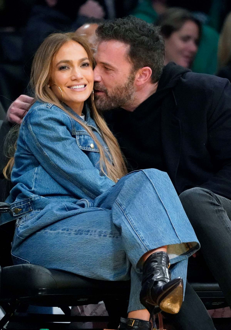   JLo 'Can't Get Enough' de Ben Affleck, canta nova música em seu casamento