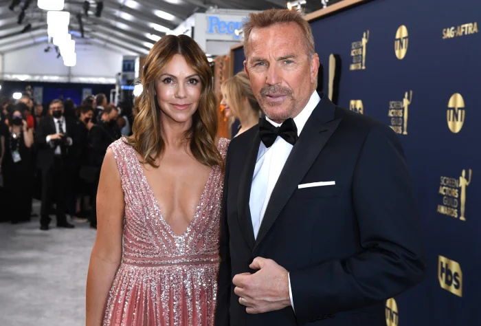 'Blindsided' Kevin Costner está tentando reconquistar a ex-esposa Christine Baumgartner: detalhes