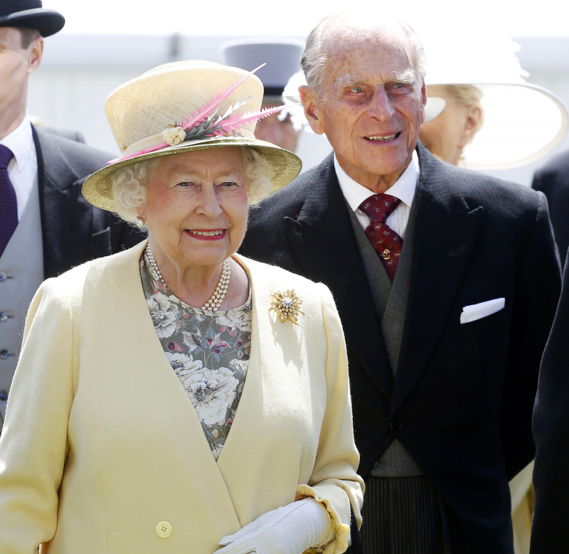   Rainha Elizabeth II homenageada com tradicional homenagem fora do Palácio de Buckingham após sua morte