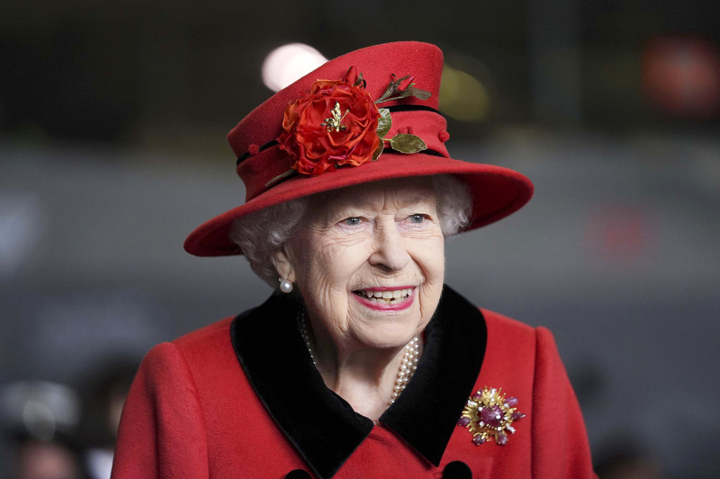   Rainha Elizabeth II homenageada com tradicional homenagem fora do Palácio de Buckingham após sua morte