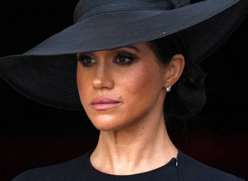 Meghan Markle enxuga as lágrimas no funeral da rainha Elizabeth II depois de participar com o marido, o príncipe Harry