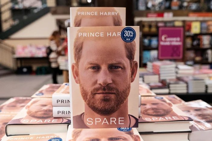   Príncipe Harry Ghostwriter J.R. Moehringer defende livro sobressalente em meio a alegações de erros factuais 3