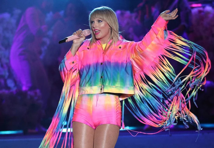 Taylor Swift elogia os fãs por serem aceitos em'Eras Tour' Speech: 'I Wish Every Place Was Safe'