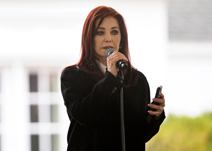   Priscilla Presley lê com lágrimas o elogio que as filhas gêmeas de Lisa Marie escreveram: leia o discurso