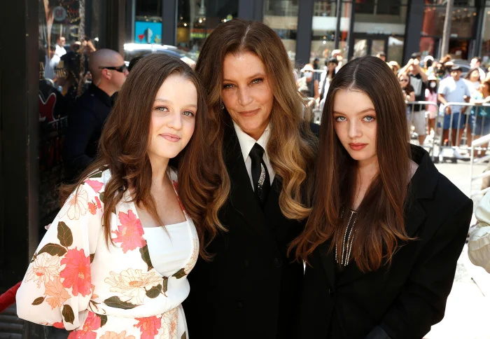   Priscilla Presley lê com lágrimas o elogio que as filhas gêmeas de Lisa Marie escreveram: leia o discurso