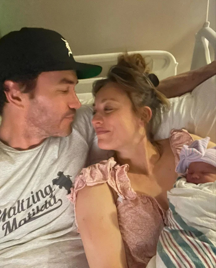 Dentro Kaley Cuoco e Tom Pelphrey 1st Days With Filha Matilda 3