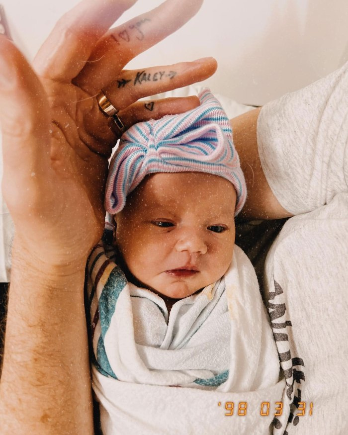 Dentro Kaley Cuoco e Tom Pelphrey 1st Days With Filha Matilda 2