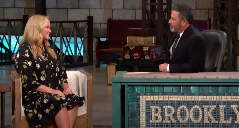  Amy Schumer brinca sobre passar tempo com Adam Levine em meio a drama de traição