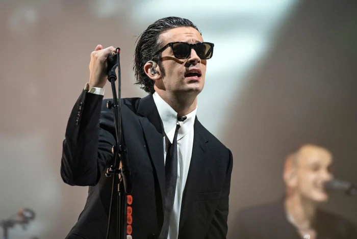 Matty Healy, do The 1975, faz uma apresentação emocionante de uma canção de amor profunda após a separação de Taylor Swift