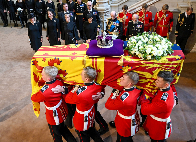 Dentro da Rainha Elizabeth II Westminster Hall Service antes de mentir no estado