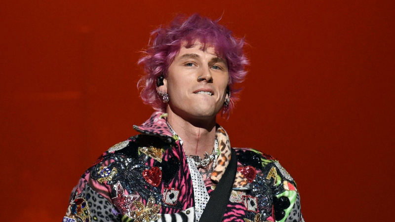 Machine Gun Kelly mostra rosto ensanguentado após show de Cleveland F–king Insane: Foto