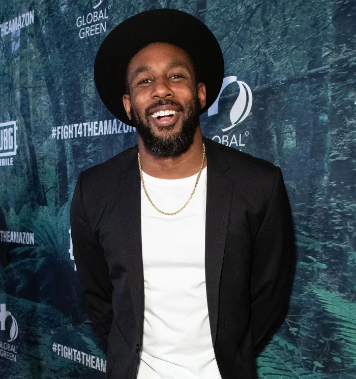 Mortes de celebridades em 2022: estrelas que perdemos camiseta branca com blazer