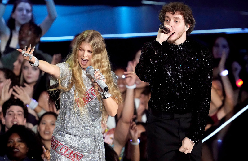   Grande Retorno! Fergie faz performance surpresa no VMA com Jack Harlow