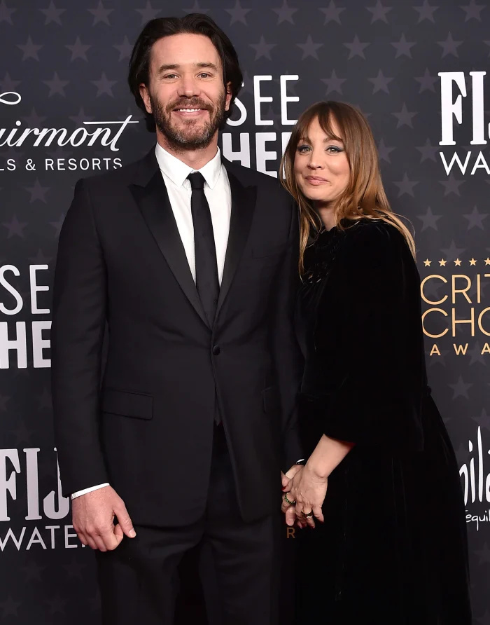 Grávida Kaley Cuoco e Tom Pelphrey dão as boas-vindas ao cão resgatado antes da chegada do bebê