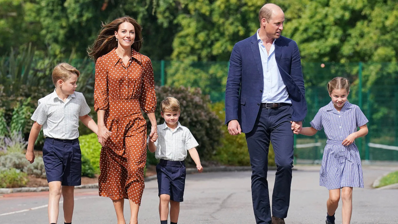 Príncipe William e Princesa Kate são só sorrisos em 2022 Cartão de Natal ao lado de Príncipe George, Princesa Charlotte e Príncipe Louis - 182 Príncipe George, Princesa Charlotte e Príncipe Louis começam na Lambrook School