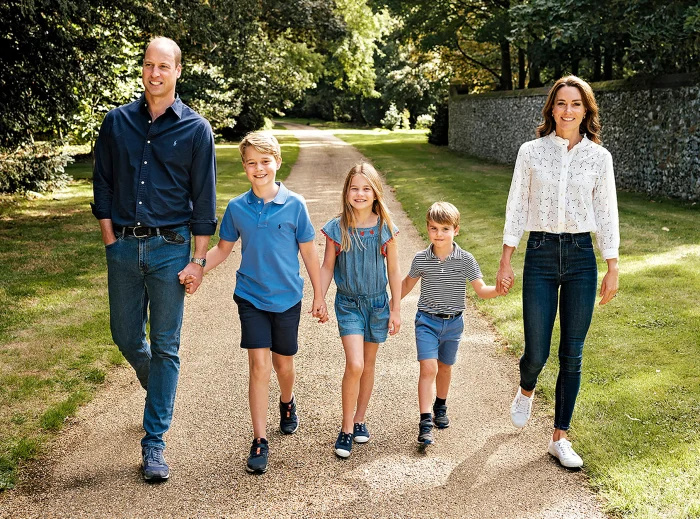 O príncipe William e a princesa Kate são só sorrisos no cartão de férias de 2022 ao lado do príncipe George, da princesa Charlotte e do príncipe Louis - 183