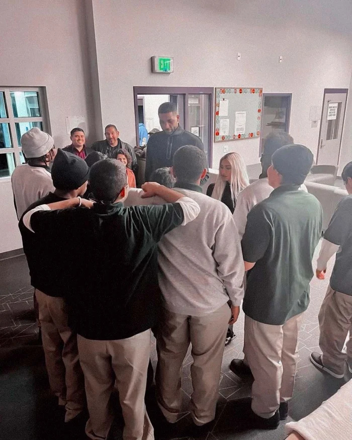   Kim K. e Tristan Thompson realizam o Dia de Ação de Amigos no Campo de Detenção Juvenil