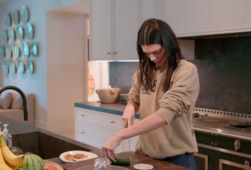 Stassie Karanikolaou, amiga de Kylie Jenner, zomba de Kendall Jenner's Inability to Cut Cucumbers