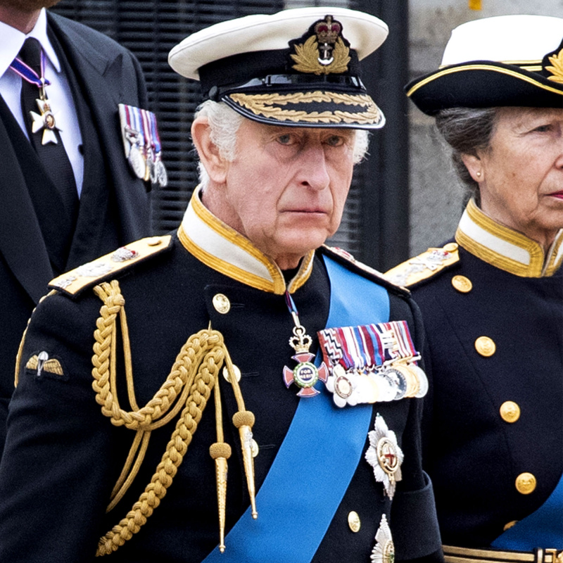 Rei Charles Chora como'God Save the Queen' Plays at Elizabeth's Funeral
