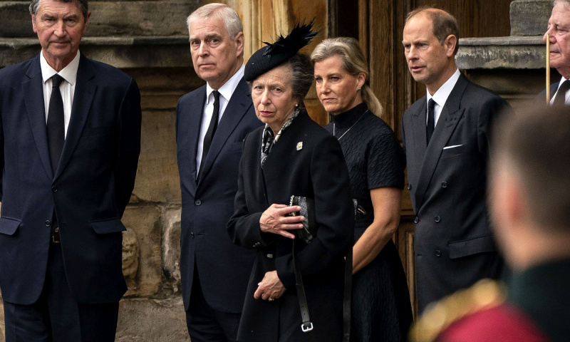 Princesa Anne faz reverência emocional à rainha Elizabeth II's Coffin