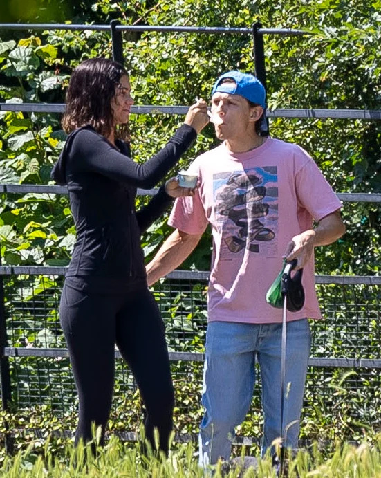 Tom Holland e Zendaya embalam no PDA enquanto comem sorvete