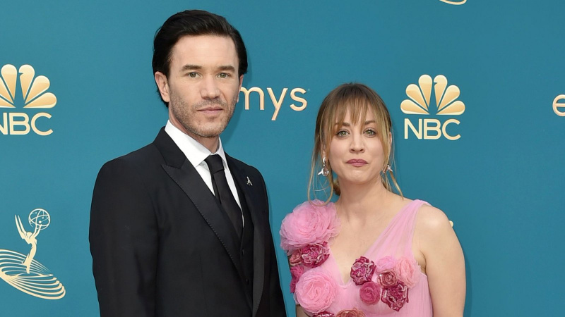 Kaley Cuoco e Tom Pelphrey fazem sua estreia no tapete vermelho no Emmy 2022: fotos