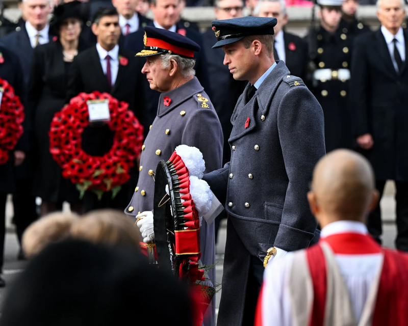 O rei Charles III e o príncipe William colocam coroas de flores durante o serviço memorial do Dia da Memória: veja fotos