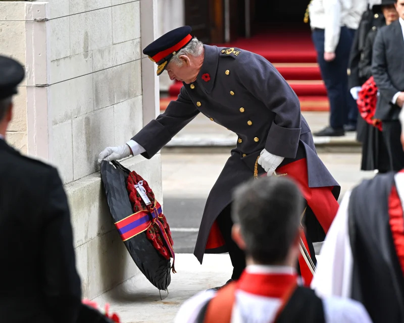  O rei Charles III e o príncipe William colocam coroas de flores durante o serviço memorial do Dia da Memória