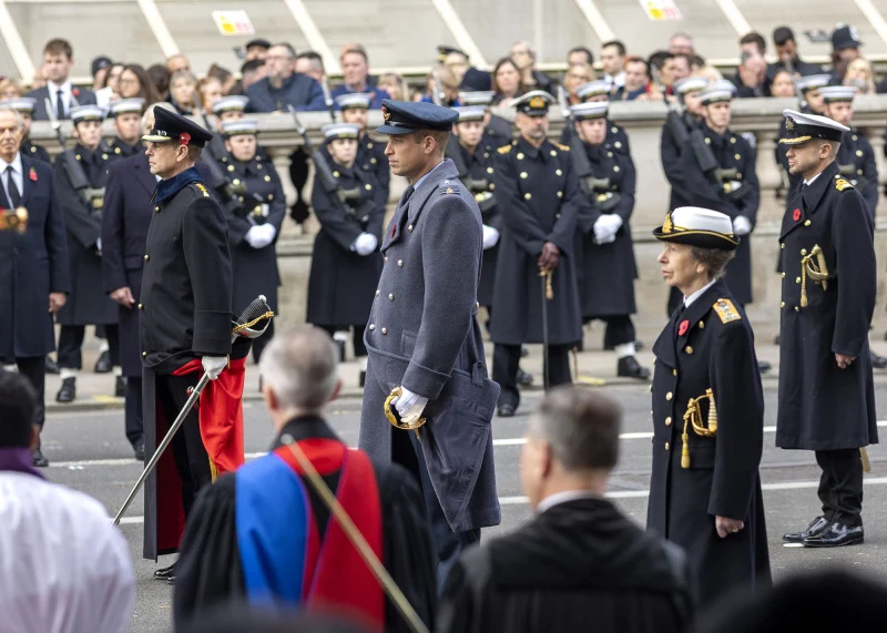   O rei Charles III e o príncipe William colocam coroas de flores durante o serviço memorial do Dia da Memória