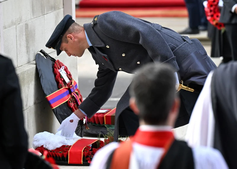   O rei Charles III e o príncipe William colocam coroas de flores durante o serviço memorial do Dia da Memória