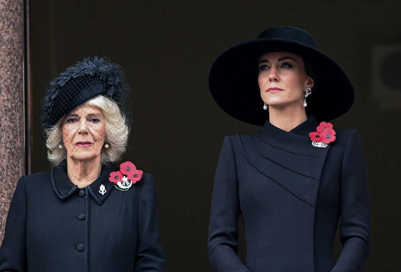   O rei Charles III e o príncipe William colocam coroas de flores durante o serviço memorial do Dia da Memória