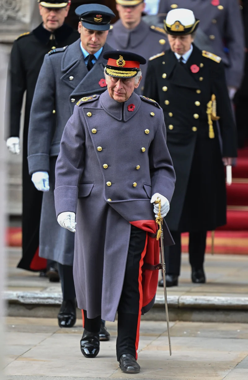   O rei Charles III e o príncipe William colocam coroas de flores durante o serviço memorial do Dia da Memória