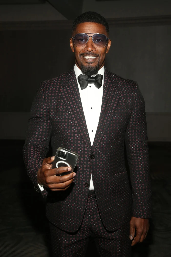   Jamie Foxx quebra o silêncio em meio à hospitalização em andamento para'Medical Complication,' Thanks Fans for 'All the Love'