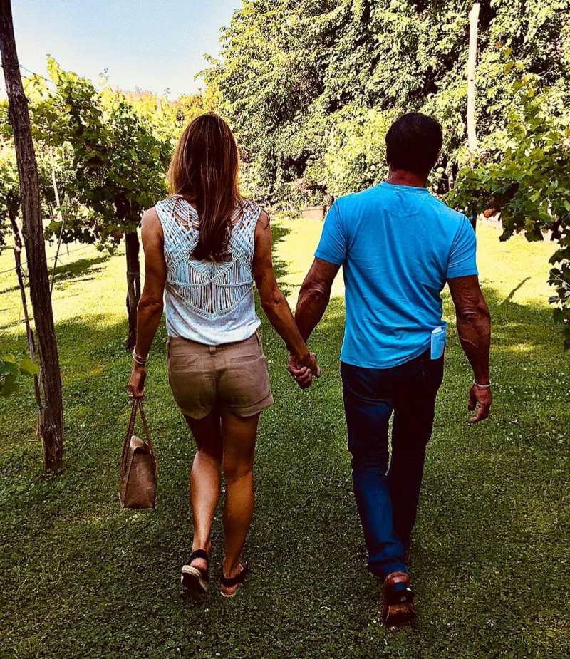   Sylvester Stallone compartilha foto de mãos dadas com a ex-esposa Jennifer Flavin em meio ao divórcio