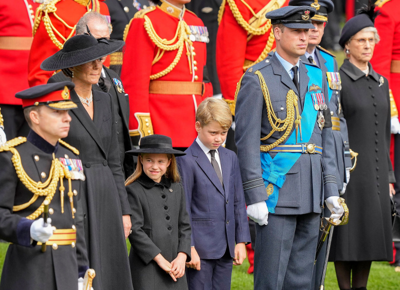 Princesa Charlotte aparece para repreender o príncipe George durante a rainha's Funeral