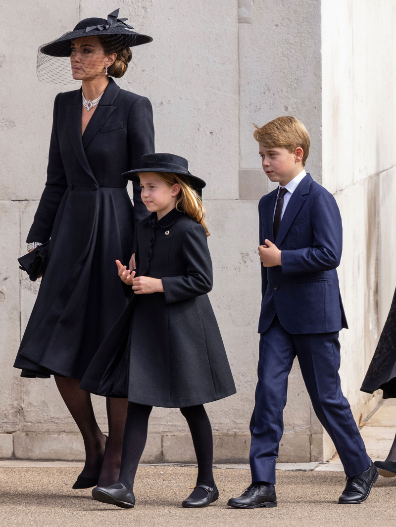 Princesa Charlotte aparece para repreender o príncipe George durante a rainha's Funeral 4