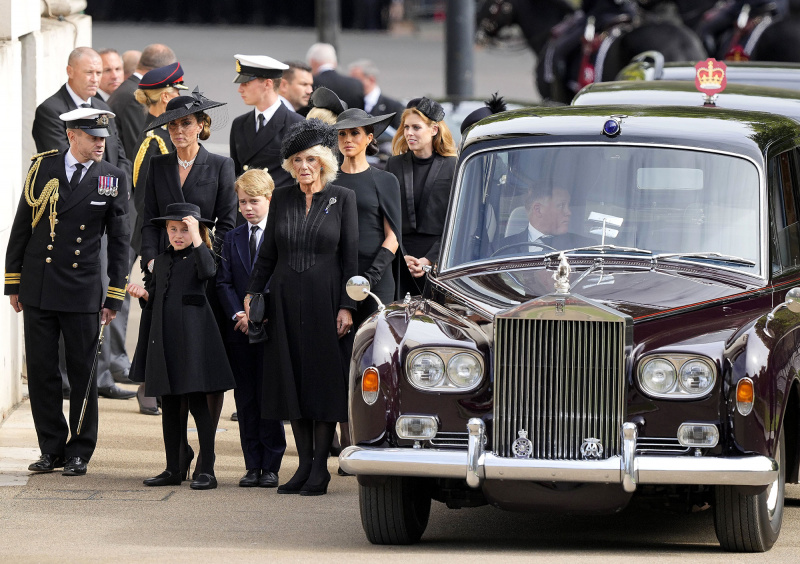Princesa Charlotte aparece para repreender o príncipe George durante a rainha's Funeral 3
