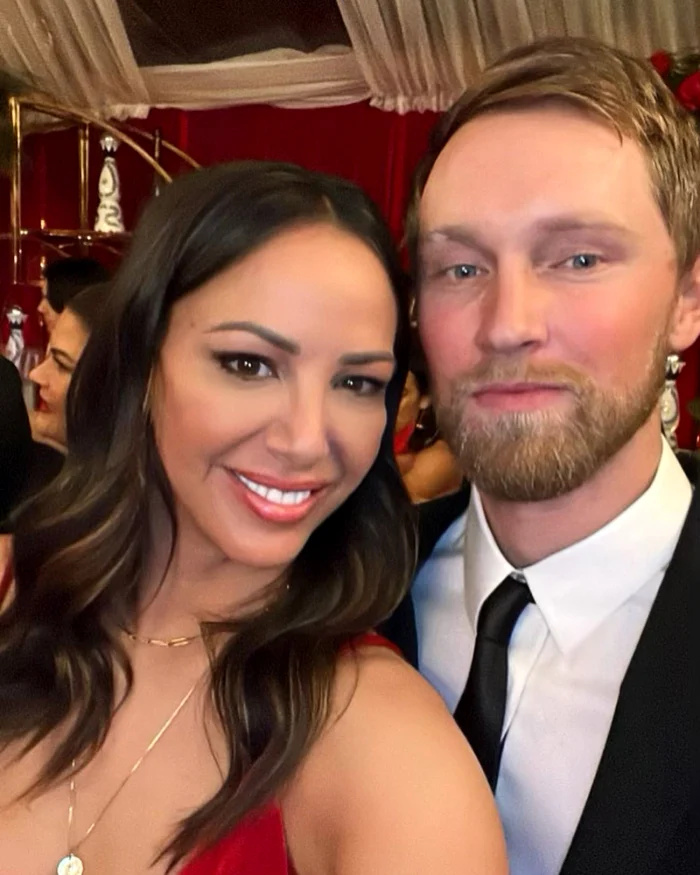 Kristen Doute confirma romance com o co-apresentador do podcast Luke Broderick, detalha como eles se apaixonaram