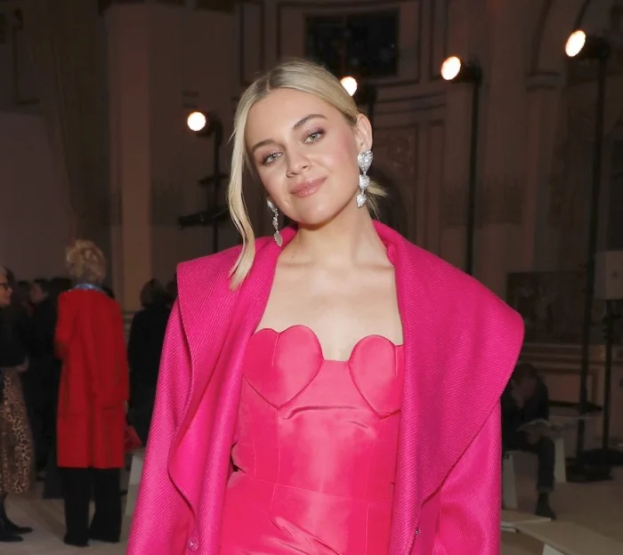  Kelsea Ballerini deixa de seguir Morgan Evans em meio ao romance de Chase Stokes