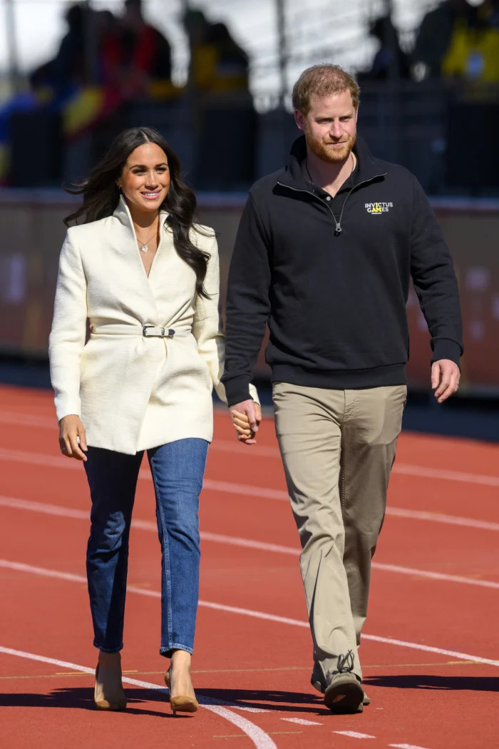 Meghan Markle e o príncipe Harry se enfrentam em uma partida de pingue-pongue durante a promoção dos jogos Invictus