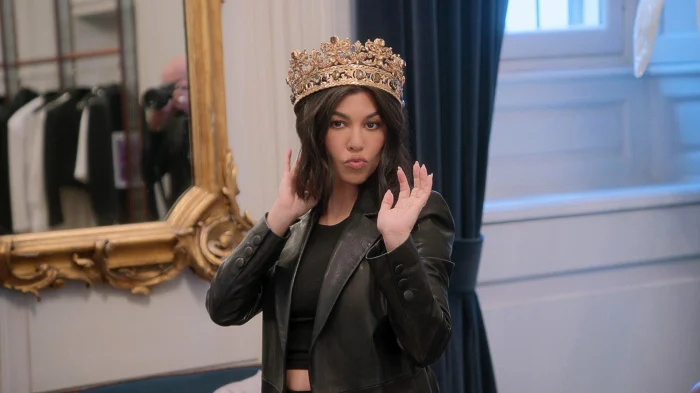   Kim Kardashian muda a legenda do Instagram sobre oficializar o casamento em Las Vegas após suposta reação negativa de Kourtney Kardashian 559