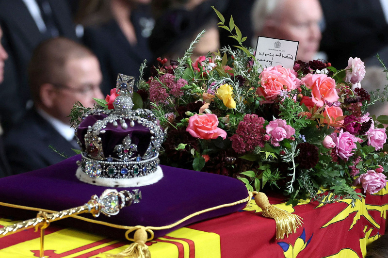 Espectadores reais reagem à aranha vista na rainha Elizabeth II's Casket 3